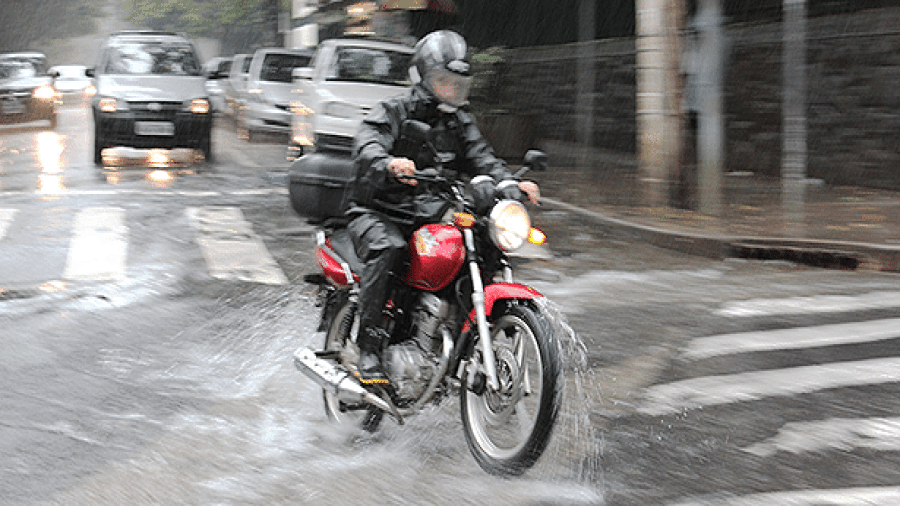 A Realidade dos Motoboys no Brasil: Salários, Riscos e Desafios